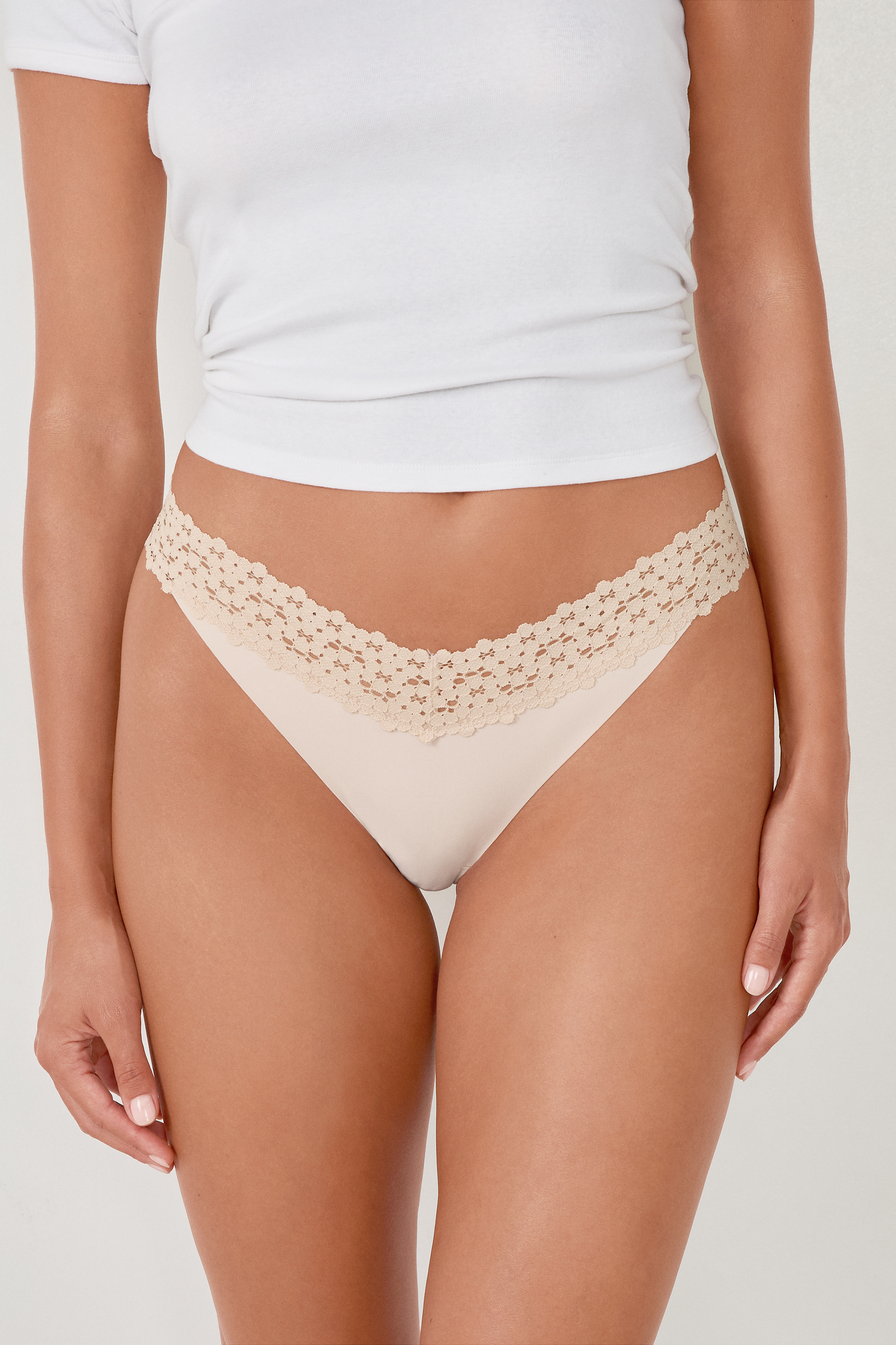 Tanga en microfibre et dentelle