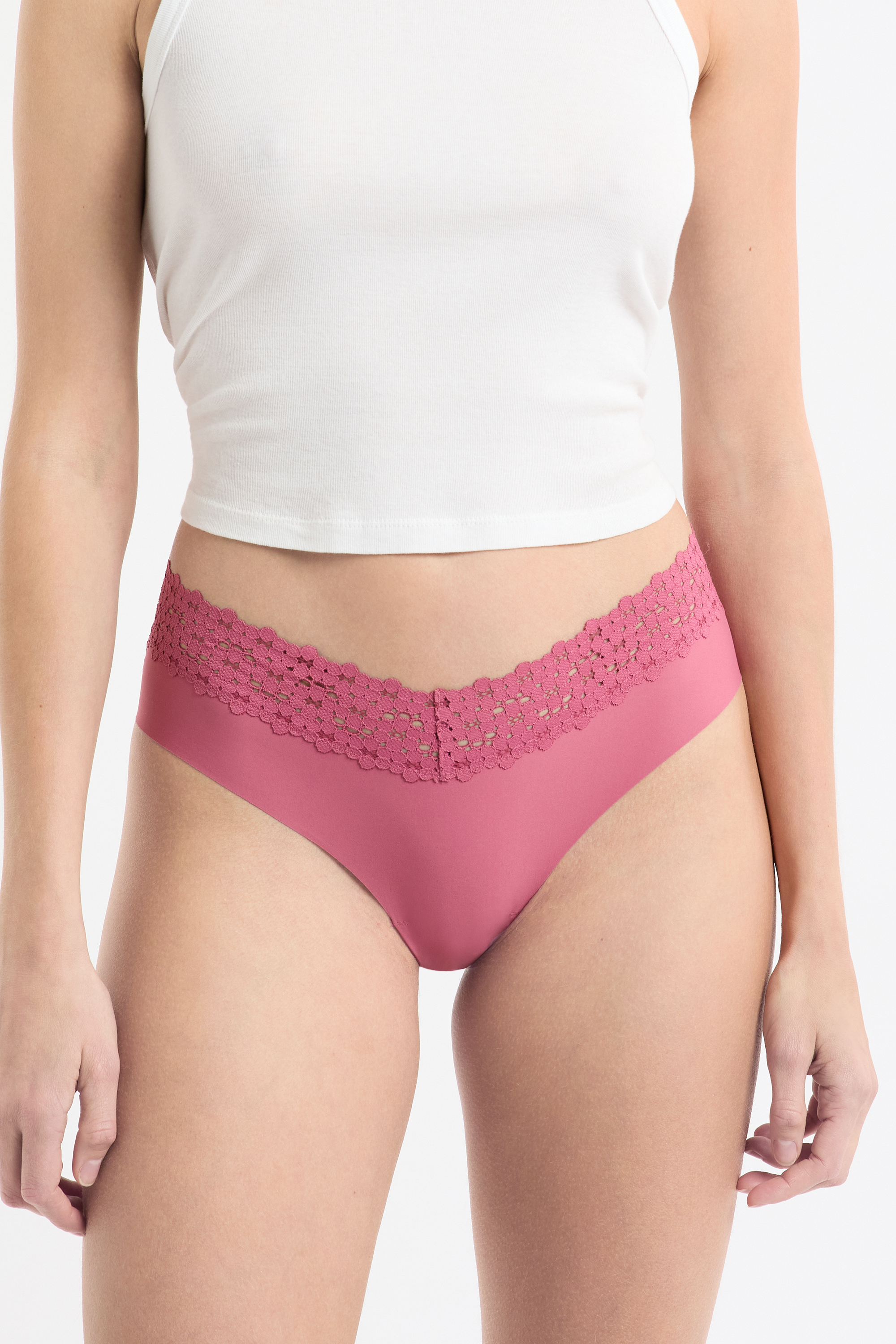 Slip à forme en V en microfibre et dentelle